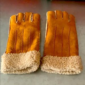 Club Monaco 100% genuine shearling leather gloves
